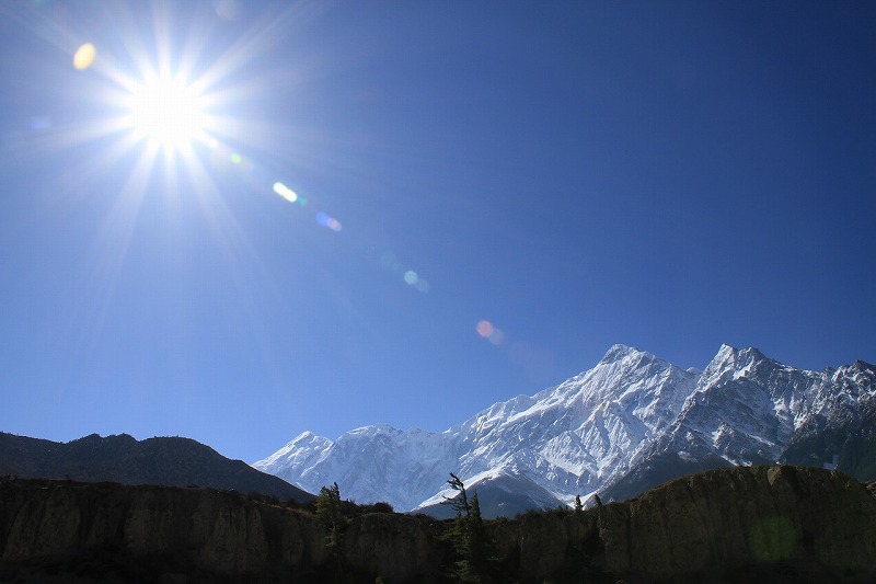 太陽とニルギリ山です。
