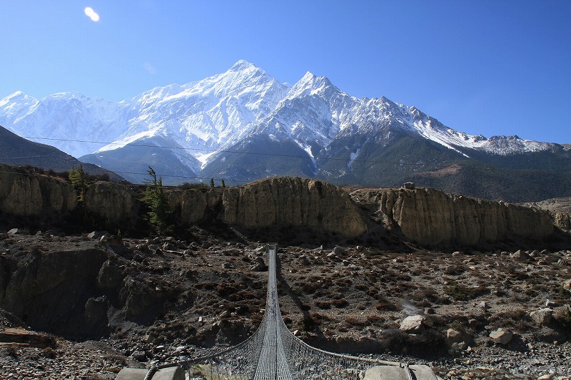 カリガンダキ川にかかる橋とニルギリ山です。
