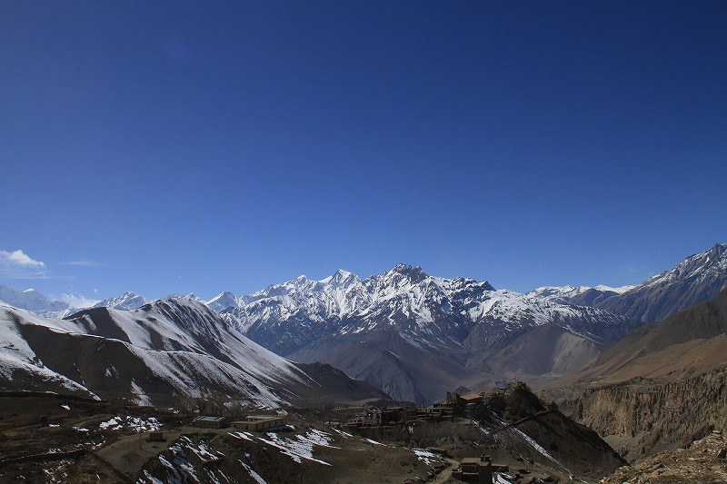 ムクティナートからヒマラヤを背景にしたジャルコット村