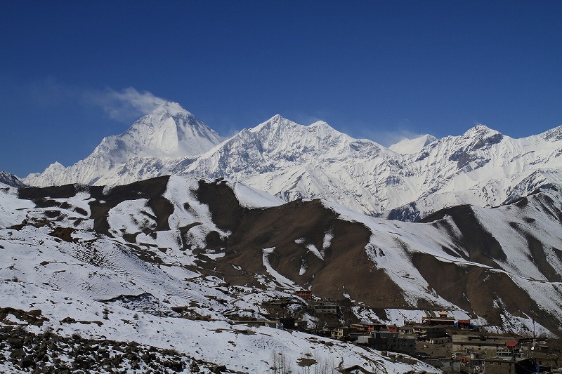 ヒマラヤをバックにしたムクティナートの町。少しアップ版