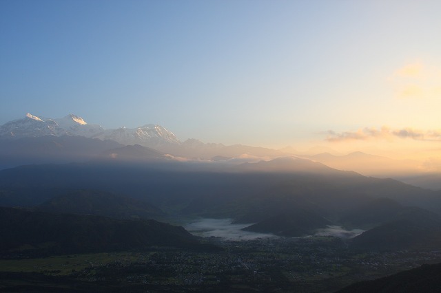 ポカラのサランコットの丘からの朝日